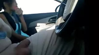 Gimnasta strălucește cu shmonka și îndeplinește poze sexy alb negru diverse poziții