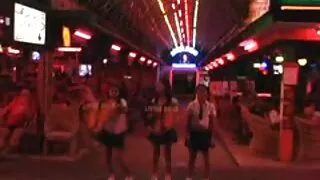 Upskirt, fără chiloți se află blonda pe canapea poze sexi cu sportive
