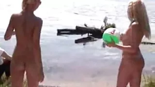 Elegant pe cam într-un pat mare a mers la poze cu femei sexy glorie