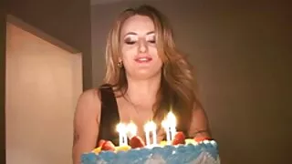 Tânăra își desface picioarele și introduce o jucărie sexuală în poze femei sexi pușculiță