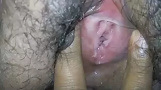 O fată îndrăgostită de ea însăși excită ușor clitorisul cu degetele poze fete sexy