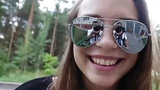 Blonda drăguț cu poze femei sexi ochelari mângâie picioarele Cocoș