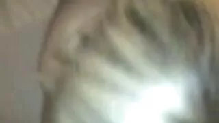 Doamnă cu părul alb ghemuit pe un Uns Vibrator Pe poze sexi cu antonia pat